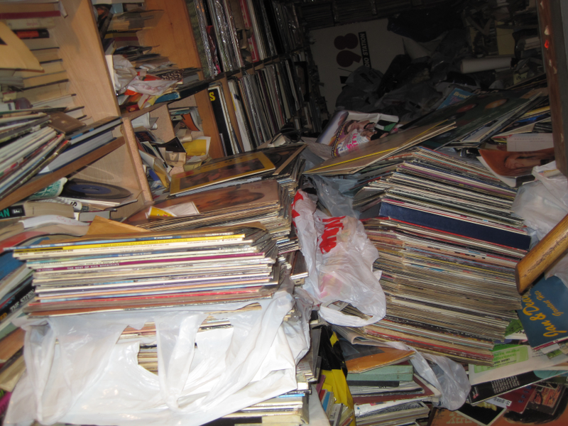 Illustration for article titled Behold the Horrible Glory of a Hoarder's 250,000-Record Vinyl Library